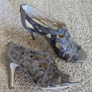 Calvin Klein Heels Womens Sz 9 Grey Kiani Snakeskin Shootie Stilleto Peep Toe